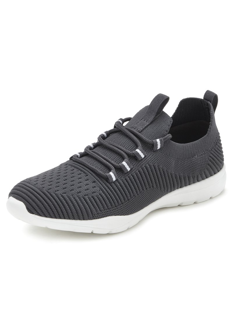Grijze hardloopschoenen met een ademende mesh bovenkant, ribbeltextuur, witte accenten, een flexibele zool en een trekhaak aan de hiel voor gemakkelijke aantrekking.