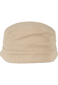Beige pamut vederkalap, lekerekített tetejével, puha tapintásával és varrott részleteivel a perem körül. Nincsenek látható logók vagy díszítések.
