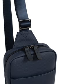 Borsa a tracolla in nylon blu navy con finitura testurizzata, dotata di chiusura con doppia zip, tracolla regolabile e design minimalista.