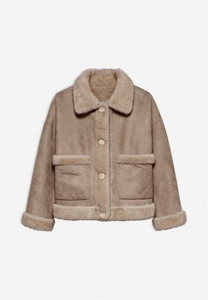 Beige faux shearling jas met een knopenlijst aan de voorkant, een brede kraag, twee voorkruiden en een bontaccent op de manchetten en de zoom.
