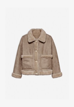 Beige Kunstpelzjacke mit knöpfbarem Vorderteil, breitem Kragen, zwei Fronttaschen und Fellbesatz an den Ärmeln und dem Saum.