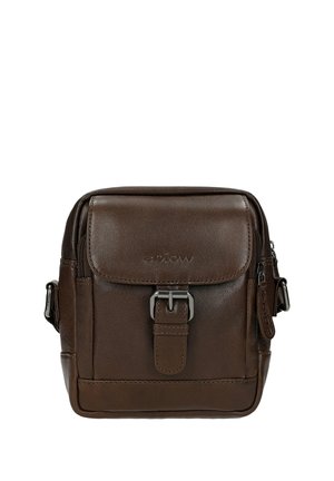 Dunkelbraune Leder-Umhängetasche mit vorderer Klappe und Schnallenverschluss, seitlicher Reißverschlusstasche und verstellbarem Schultergurt vor weißem Hintergrund.
