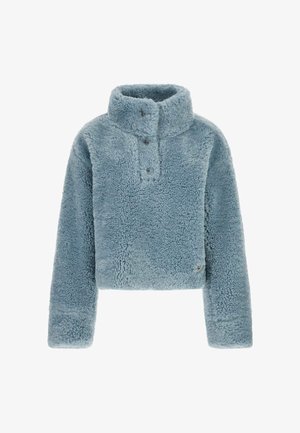 Maglione in pile croppato di color azzurro chiaro con collo alto, tre bottoni al colletto e materiale testurizzato e soffice.