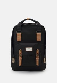 Zaino nero realizzato in tessuto resistente con dettagli in pelle. Caratterizzato da una tasca frontale con due cinturini e un'etichetta con il logo. Forma quadrata, manici robusti.