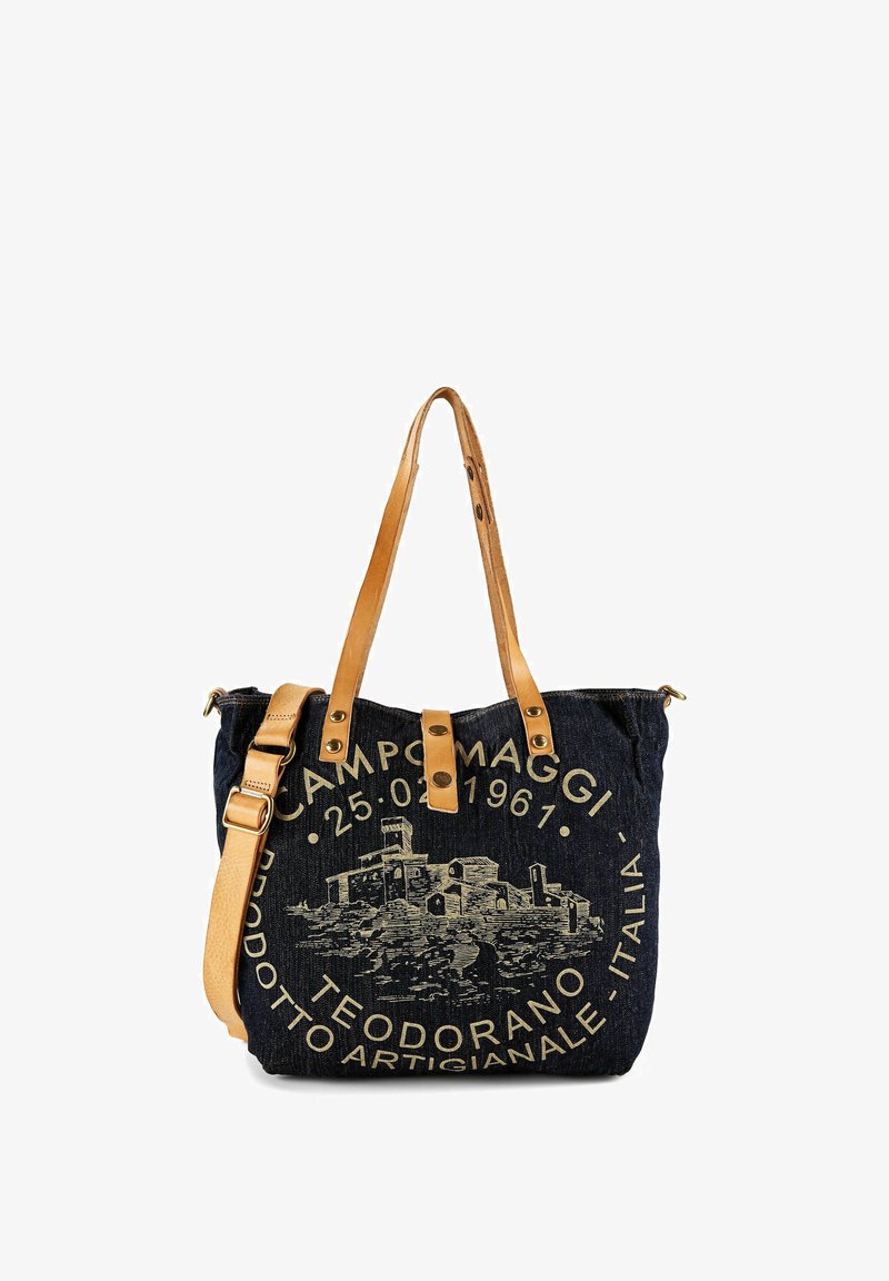 Sac fourre-tout en tissu noir avec des bretelles en cuir marron clair, imprimé avec du texte italien de style vintage et une illustration d'une scène de village rustique.