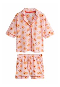 Set roz de pijama, format dintr-un top cu nasturi cu mâneci scurte și pantaloni scurți asortați. Materialul are un model cu fursecuri decorate cu inimioare și accente roșii.