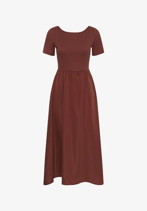 Robe marron à manches courtes avec corsage côtelé ajusté et jupe ample froncée s'étendant jusqu'à mi-mollet.