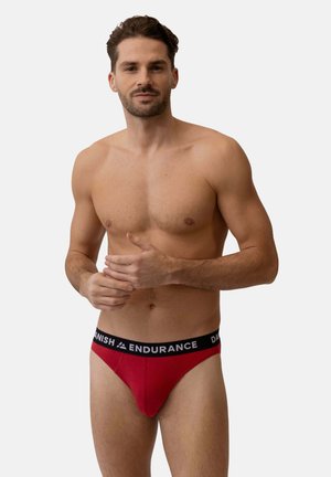 Calzoncillos rojos para hombre hechos de tela suave, con una cintura negra que lleva el logo "DANISH ENDURANCE", diseño frontal y ajuste ceñido.