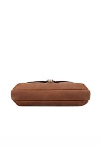 Braune Wildleder-Clutch in rechteckiger Form mit Verschluss in Goldton, seitlich auf weißem Hintergrund gezeigt.
