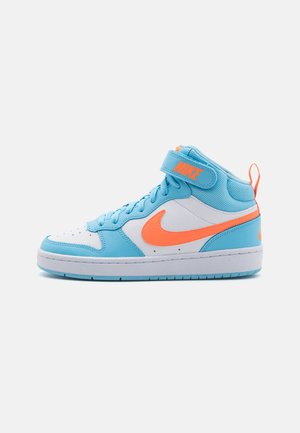 Sneaker alte con una combinazione di colori blu, arancione e bianco, con una parte superiore in pelle strutturata, colletto imbottito e logo swoosh a contrasto.
