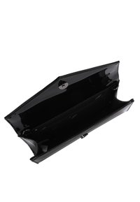 Pochette en cuir verni noir avec une finition brillante, dotée d'une fermeture pression et de plusieurs compartiments intérieurs pour l'organisation.