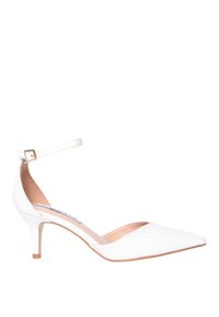 Scarpe bianche con tacco alto, a punta e con una cinghia alla caviglia, caratterizzate da un esterno liscio e un tacco sottile e affusolato.