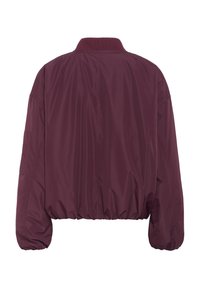 Veste bomber bourgogne avec col côtelé et ourlet élastiqué, fabriquée en tissu lisse avec une coupe décontractée et des épaules tombantes.