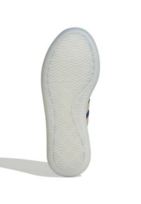 Sole boty s hladkým bílým gumovým povrchem, se zvlněným vzorem pro lepší trakci. Jasný design bez dalších detailů.