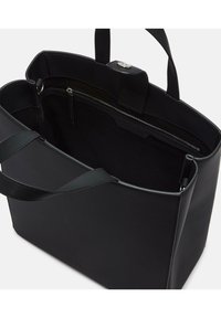 Czarna skórzana torba typu tote o gładkiej fakturze, z otwartą górą, wewnętrzną kieszenią na zamek i dwoma uchwytami. Minimalistyczny design bez widocznych logo i wzorów.