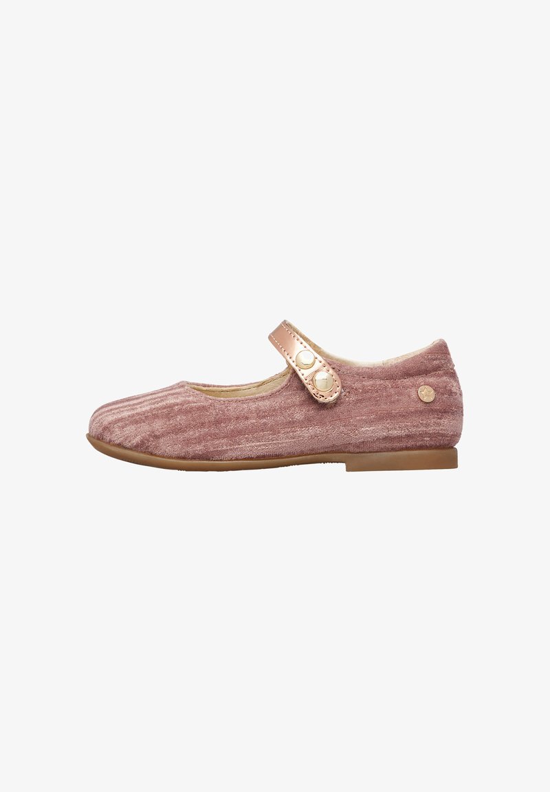 Chaussure Mary Jane en tissu rose avec une surface texturée, bout rond et une sangle brillante. Présente un accent de bouton circulaire et une semelle plate.