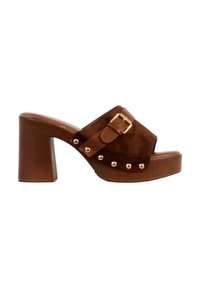 Mule plateforme en daim marron avec talon bloc en bois, bride à boucle dorée et clous décoratifs dorés le long du côté.