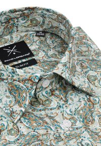Slim fit koszula wykonana z lekkiego materiału, z wzorem paisley w kolorze turkusowym, brązowym i białym, z białymi guzikami i kołnierzykiem klasycznym.