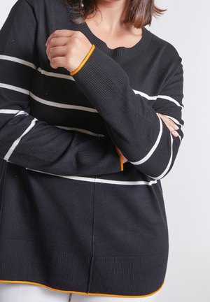 Stickad tröja - black