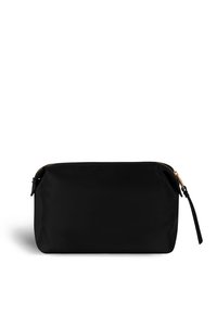 Neceser rectangular negro con cremallera dorada y tira de cuero sobre fondo blanco.