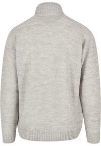 Lys grå strikket sweater med høj krave, der har et tekstureret mønster og ribbede manchetter og kant. Enkel og afslappet pasform.