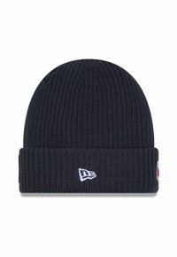 Schwarze Strickmütze mit geripptem Design und umgeschlagenem Saum. Verfügt über ein weißes Logo auf der Vorderseite und ein kleines rotes Etikett an der Seite.