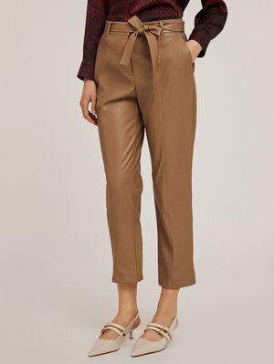 Tan neplederen broek met een hoge taille en strikriem, met een rechte snit en cropped lengte. Gecombineerd met beige slingback hakken.