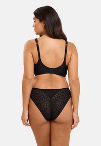 Soutien-gorge en dentelle noire et culotte taille haute assortie, avec des motifs floraux au dos. Tissu lisse avec des bretelles ajustables et des attaches à crochets.