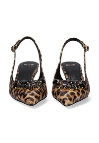 Zapatos de tacón tipo slingback con estampado de leopardo, herrajes en tono dorado y acentos de joya negra. Diseño de punta afilada y acabado en tela texturizada.
