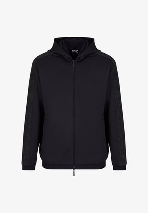 Zwarte rits-hoodie gemaakt van zachte stof met een capuchon met trekkoord, ribgebreide mouwen en textuurelementen op de schouders. Bevat logo-details.