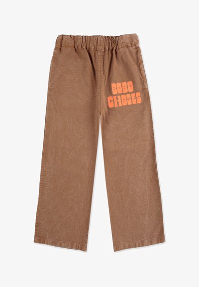 Pantalons en coton marron à jambes larges avec une taille élastique. Présente le logo "BOBO CHOSES" en orange vif sur le côté droit. Apparence texturée.