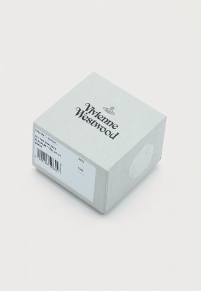 Γκρι κουτί Vivienne Westwood με λογότυπο και ετικέτα που γράφει "Βραχιόλι Lee Orb Πλατίνα / Κίτρινο CZ Ορείχαλκος" σε λευκό φόντο.