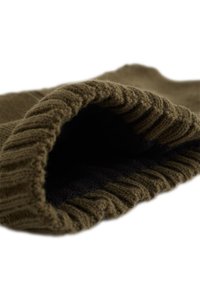 Olivzaļā adīta uzmava ar ribota struktūra, atklājot mīkstu, tumšu iekšpusi. Materiāls izskatās biezs un silts, piemērots ziemas apģērbam.