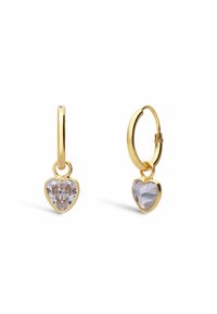 Boucles d'oreilles en or en forme de créole, ornées de cristaux transparents en forme de cœur suspendus à une petite boucle. Fini lisse sur le métal ; cristaux clairs et facettés.