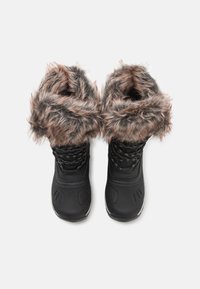 Bottes d'hiver noires avec un design texturé, présentant un revers en fausse fourrure dans des nuances de marron et de gris, et un laçage à l'avant.
