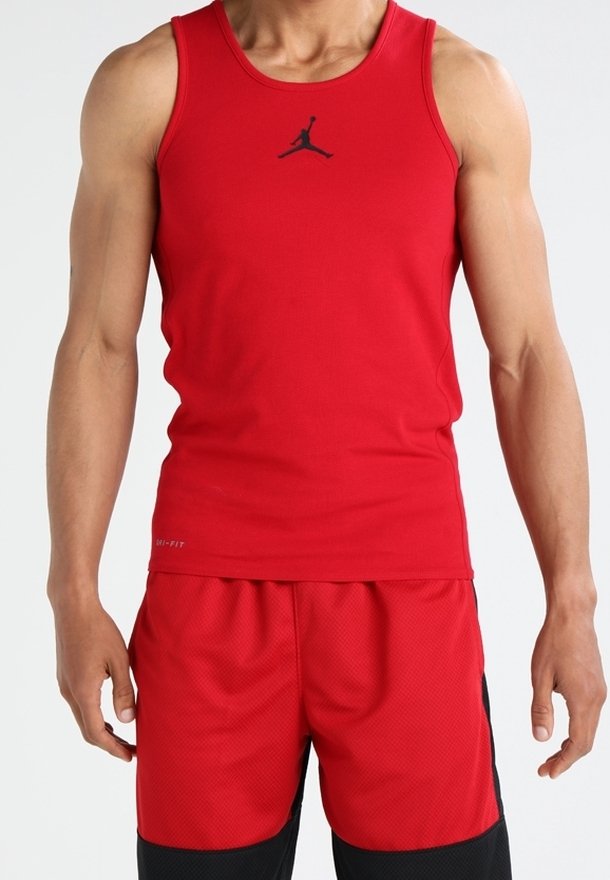 Czerwony sportowy podkoszulek z czarnym logo Jumpman na klatce piersiowej; w połączeniu z czerwonymi szortami siatkarskimi z czarnymi akcentami i bocznymi kieszeniami.
