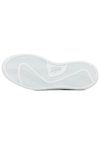 Sola di sneaker bianca con un motivo a spina di pesce. Il materiale appare in gomma, con un logo nella sezione centrale. Design piatto e arrotondato.