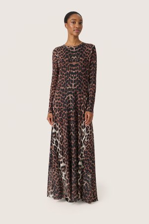 Robe à manches longues en imprimé léopard avec un motif noir et marron, présentant une jupe fluide qui s'étend jusqu'au sol et un col rond.