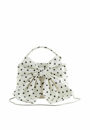 Witte handtas met zwarte polka dots, voorzien van een grote decoratieve strik aan de voorkant en een zilveren kettingriem aan de basis.