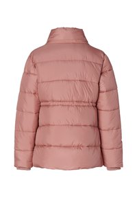 Rosa puffjacka med hög krage, kviltad design och ribbade manschetter. Slät textur med horisontella sömmar över hela jackan.