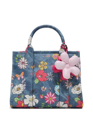 Sac à main bleu à motif floral avec des fleurs roses, blanches et jaunes, et un grand porte-clés fleur rose accroché à la poignée.