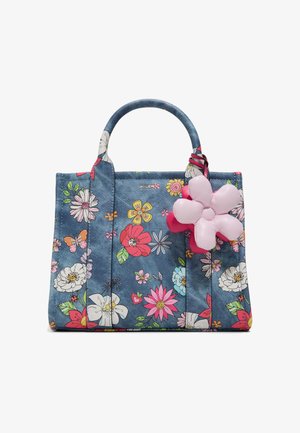 Blauwe handtas met bloemenpatroon met roze, witte en gele bloemen en een grote roze bloem sleutelhanger aan het handvat.