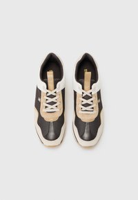 Sneaker nere e beige con tomaia in rete, dettagli in pelle e lacci bianchi; punta arrotondata e colletto imbottito per il comfort.