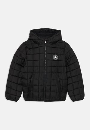 Svart quiltet hettegenser med frontglidelås, sidelommer og rund Converse All Star-patch på brystet.