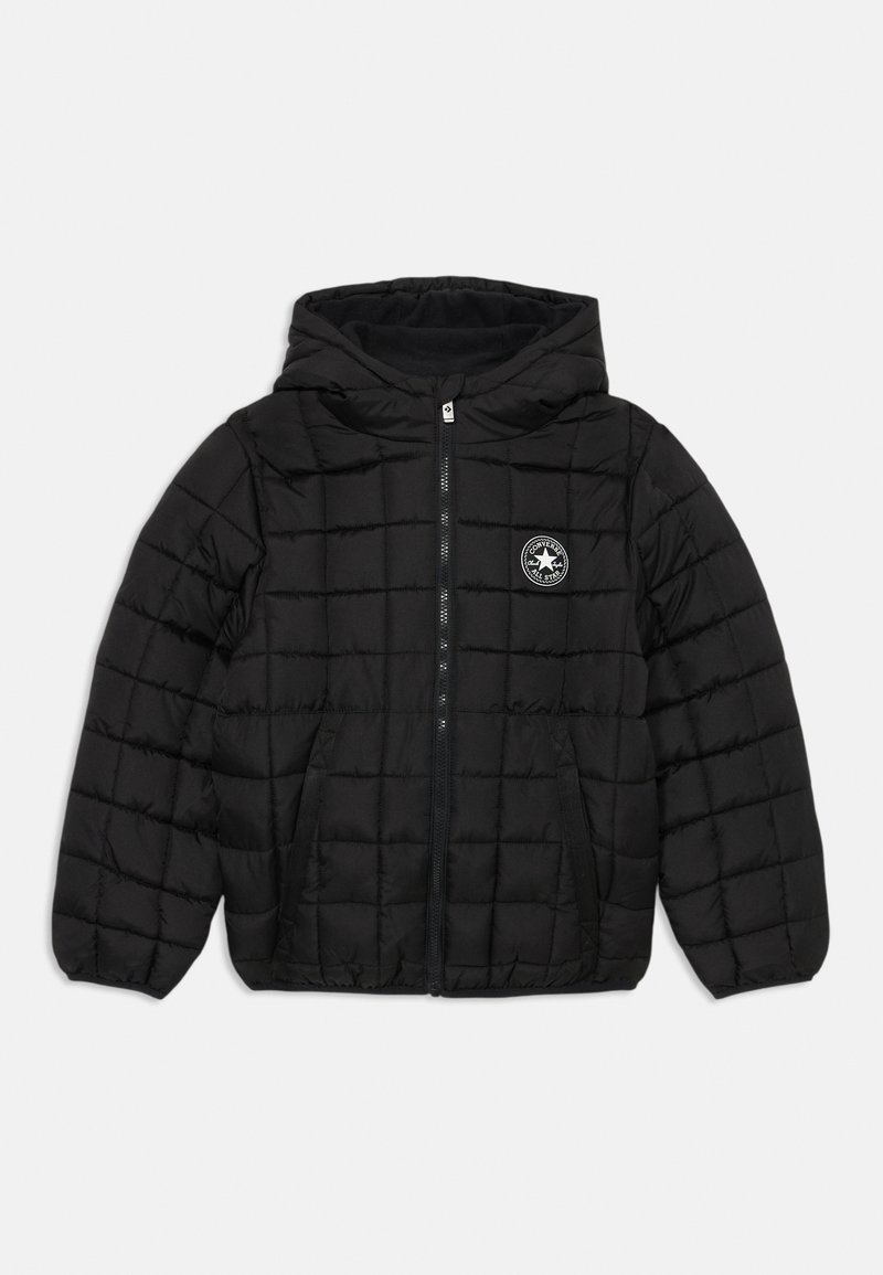 Juodas kupranugario pamušalu paltas su priekiniais užtrauktukais, šoninėmis kišenėmis ir apvalia Converse All Star emblema ant krūtinės.