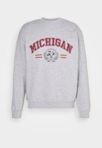 Šedá mikina s nápisem "MICHIGAN" v červeném písmu, strukturovanou grafikou s motivem stromů a věncem, a s žebrovanými manžetami a lemem.