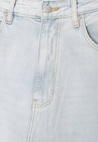 Světlá modrá džínová sukně s vysokým pasem, viditelným prošíváním, zapínáním na kovový knoflík a hladkou texturou. Má přední kapsy a minimalistický design.