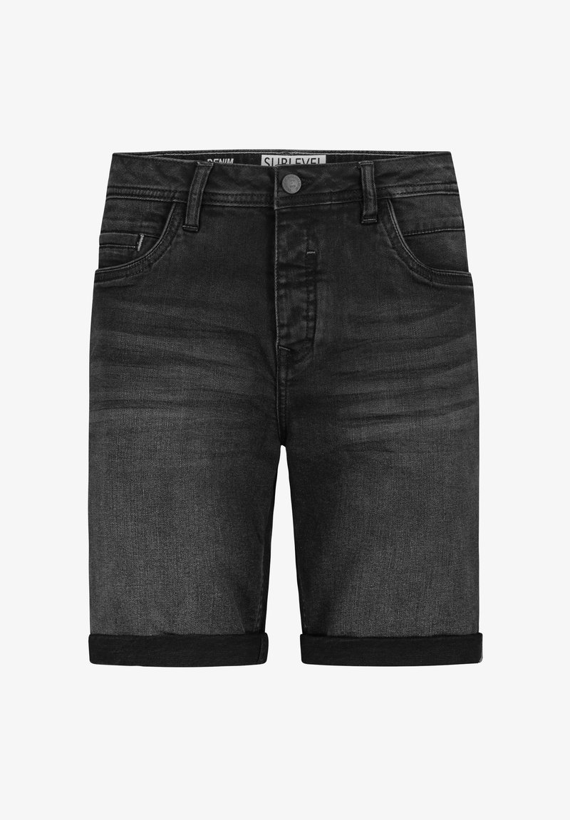 Schwarze Jeansshorts mit umgeschlagenen Säumen, fünf Taschen und einem Knopfverschluss. Der Stoff hat eine glatte Textur und leichte Verwaschungen.