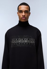 Zwarte sweatshirt met hoge kraag, featuring een gestructureerde grijze grafiek "NAPAPIJRI geographic" over de voorkant. Zacht katoenmix materiaal.