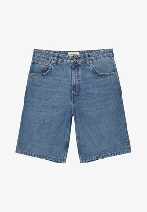 Shorts en denim bleu clair, avec une coupe droite, cinq poches et quincaillerie en métal. Le tissu a une texture lisse et légèrement déchirée.